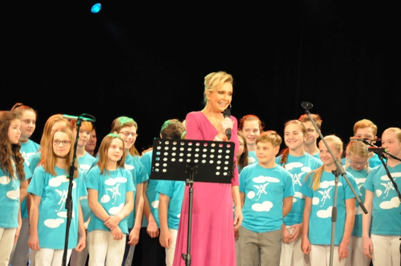 Helena si zazpívala s dětským sborem Fere Angeli ze Strakonic