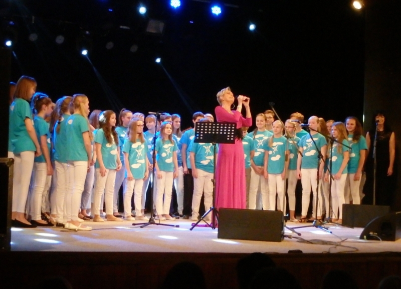 Helena si zazpívala s dětským sborem Fere Angeli ze Strakonic